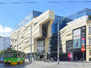 Galeria MM Poznań - Wykonanie pod konstrukcji stalowej oraz aluminiowej - wykonanie paneli z płyty trager plate, wykonanie elewacji siatki alumniowej - panele. Wartość kontraktu: 4 mln. 700 tys.